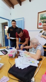 Adultos Mayores reciben las tarjetas en sus domicilios